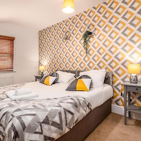 Spacious Contractor House For Large Groups - Private Parking Northampton Exteriör bild