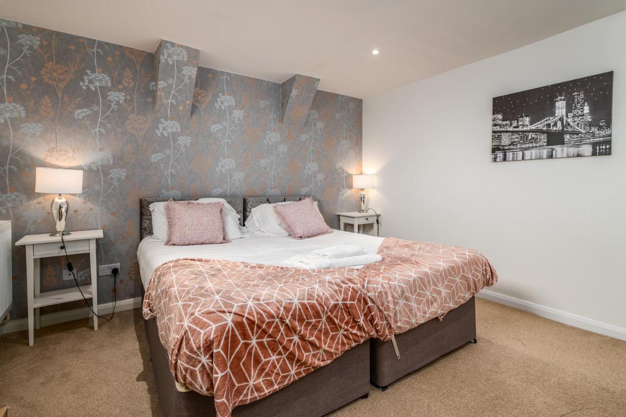 Spacious Contractor House For Large Groups - Private Parking Northampton Exteriör bild