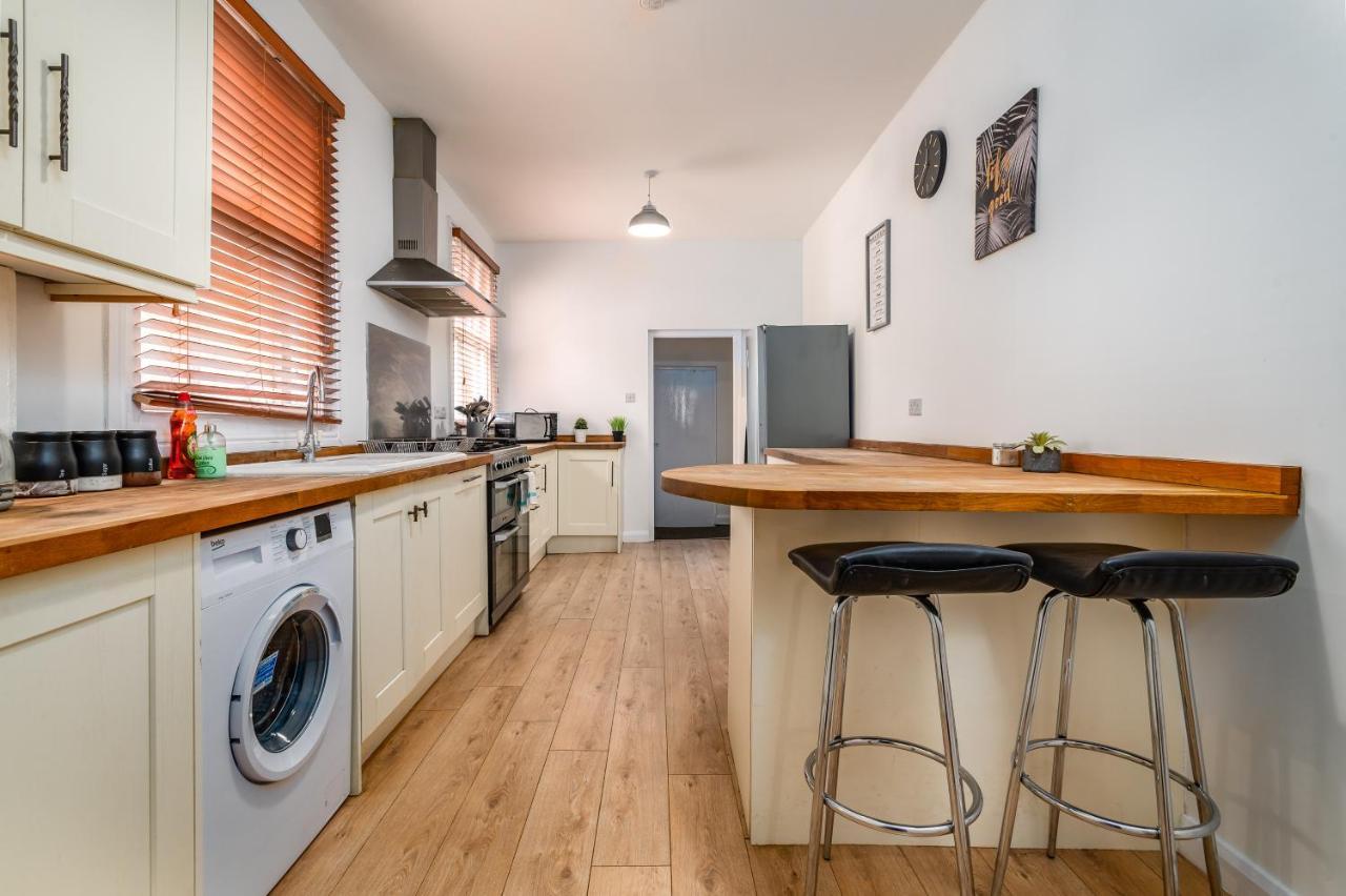 Spacious Contractor House For Large Groups - Private Parking Northampton Exteriör bild