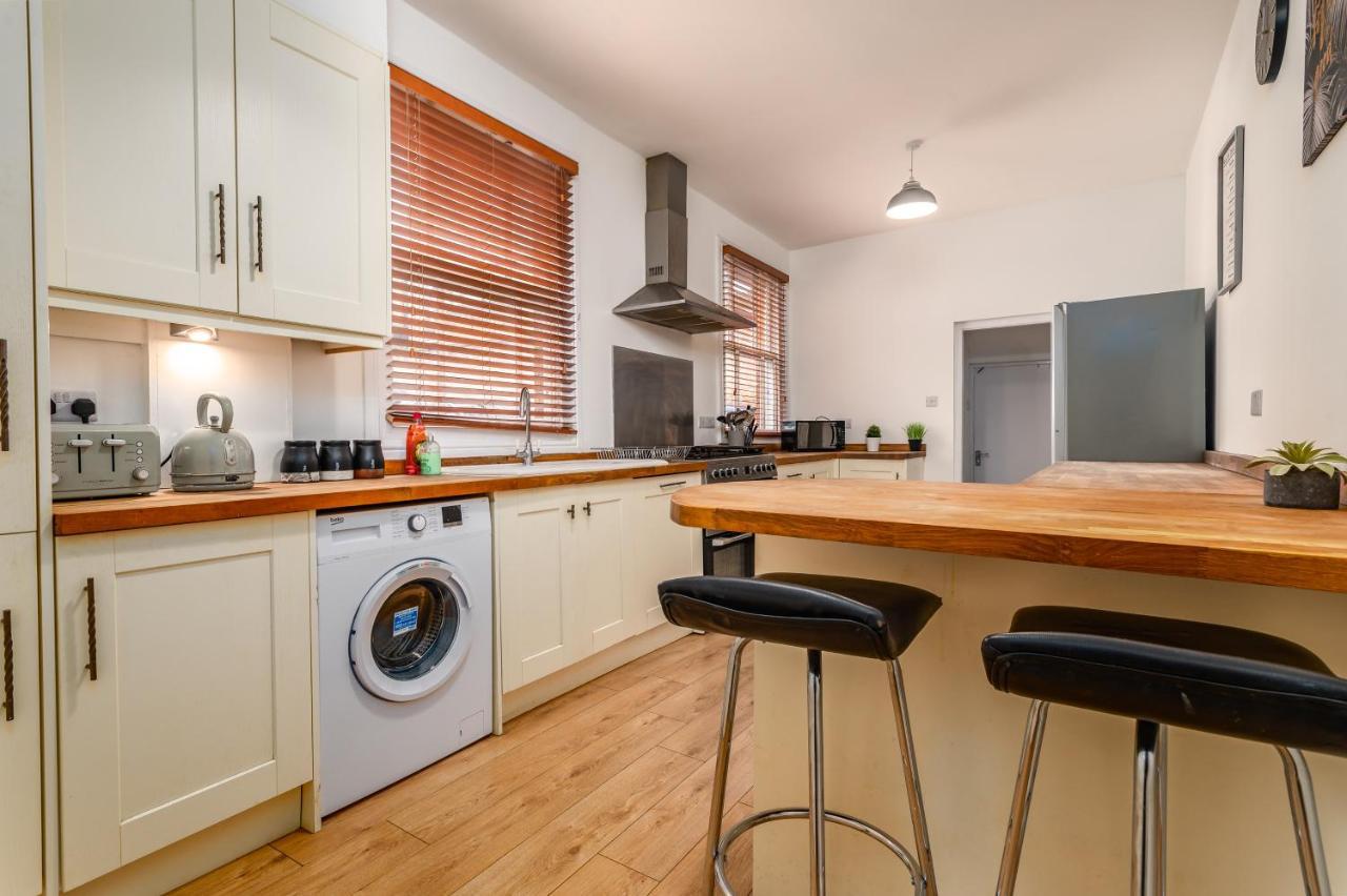 Spacious Contractor House For Large Groups - Private Parking Northampton Exteriör bild