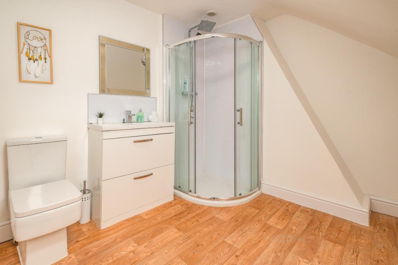 Spacious Contractor House For Large Groups - Private Parking Northampton Exteriör bild