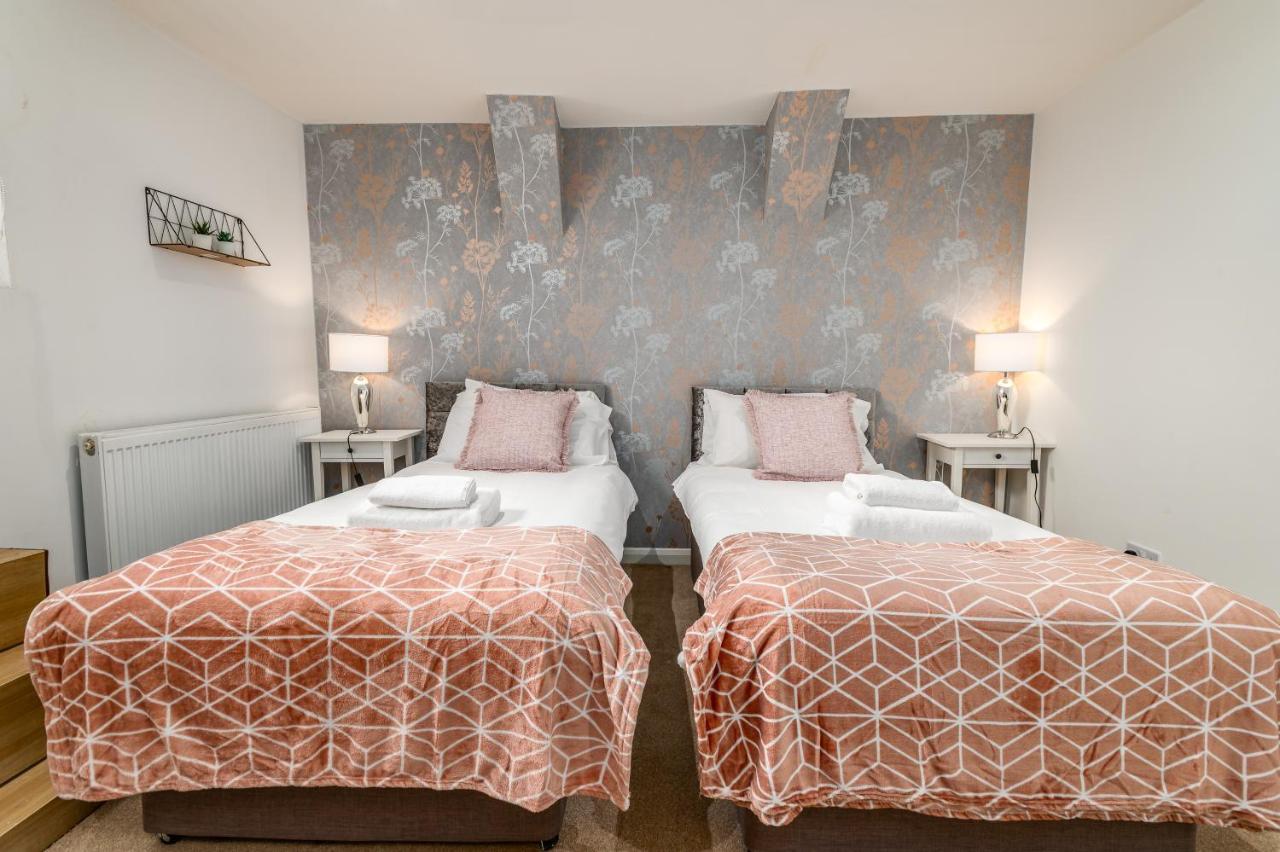 Spacious Contractor House For Large Groups - Private Parking Northampton Exteriör bild