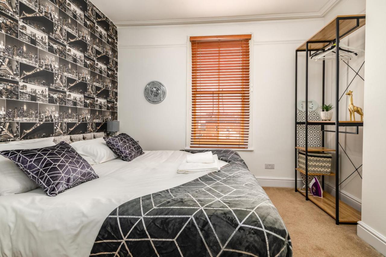 Spacious Contractor House For Large Groups - Private Parking Northampton Exteriör bild