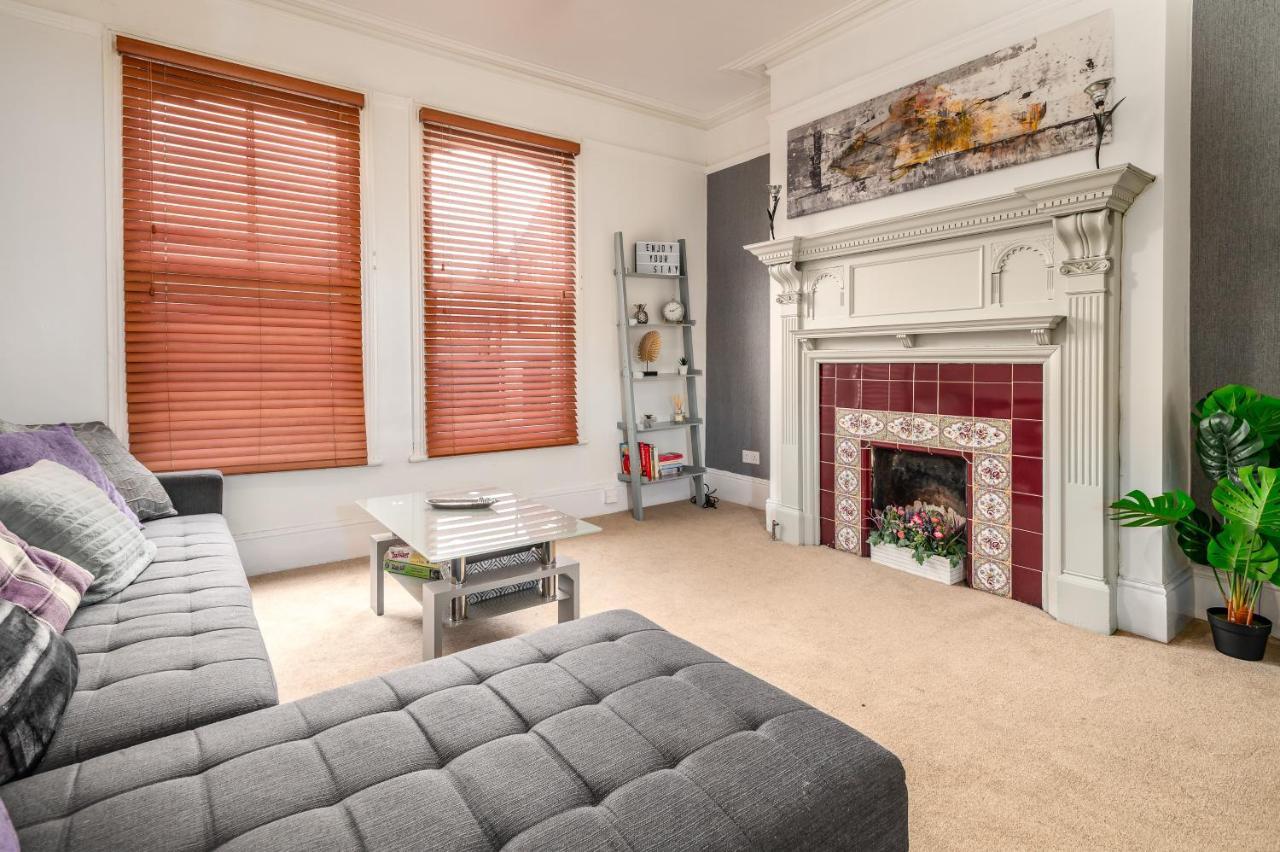 Spacious Contractor House For Large Groups - Private Parking Northampton Exteriör bild