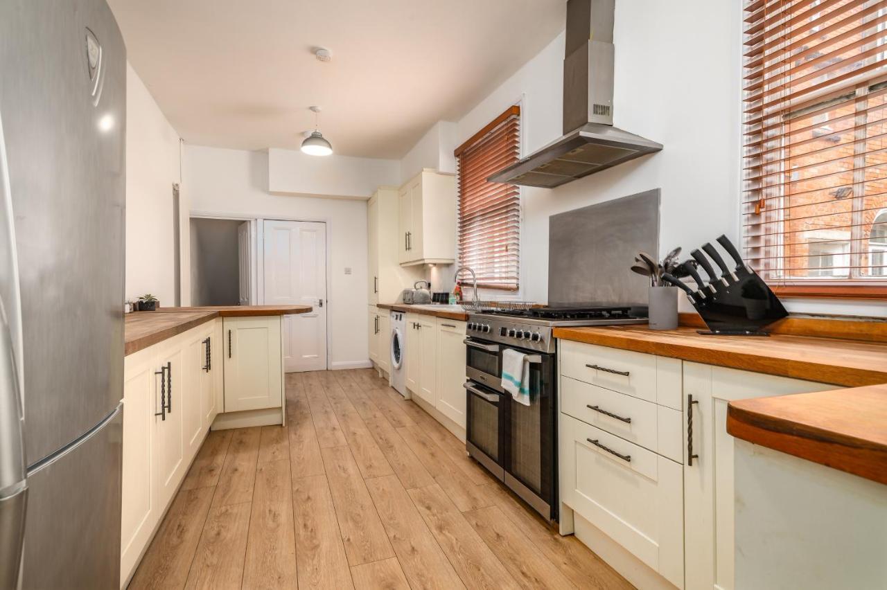Spacious Contractor House For Large Groups - Private Parking Northampton Exteriör bild