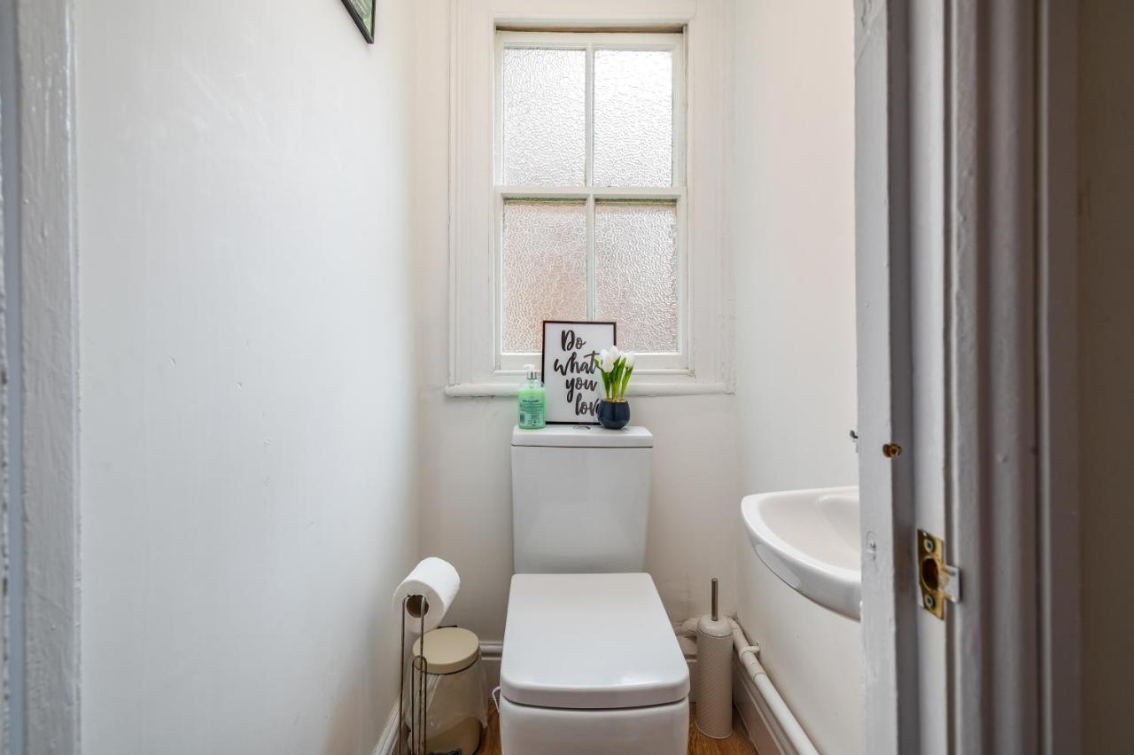Spacious Contractor House For Large Groups - Private Parking Northampton Exteriör bild