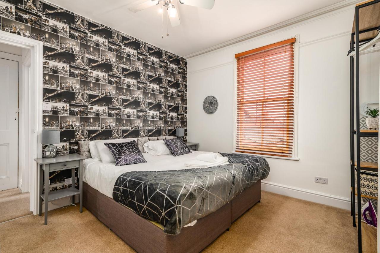 Spacious Contractor House For Large Groups - Private Parking Northampton Exteriör bild