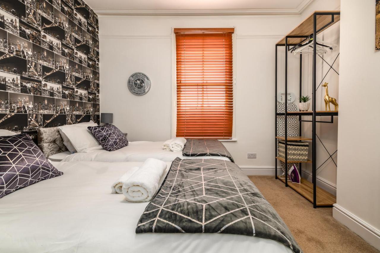 Spacious Contractor House For Large Groups - Private Parking Northampton Exteriör bild